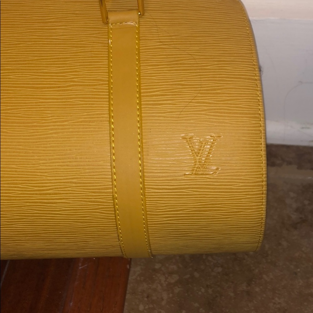 Cute yellow purse!